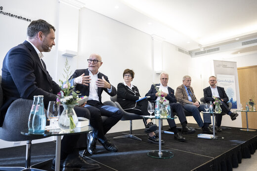 Prominente Gäste diskutieren über Gerechtigkeit: David Deißner, Udo Di Fabio, Ursula Weidenfeld, Rainer Kirchdörfer, Werner Plumpe, Nils Goldschmidt.