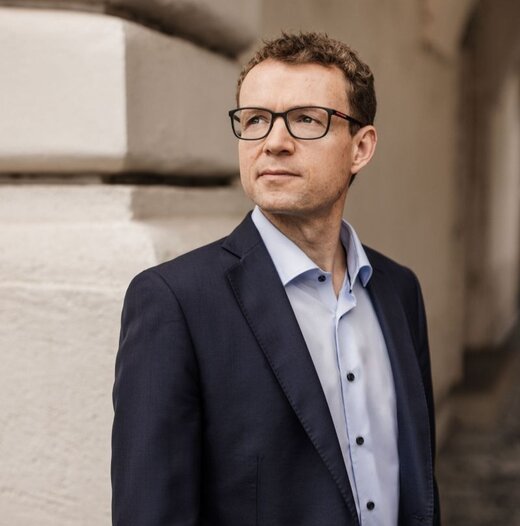 Das Bild zeigt Dr. Sebastian Benz.