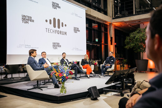 Panel mit Diskutanten auf dem TECHFORUM der Stiftung Familienunternehmen.