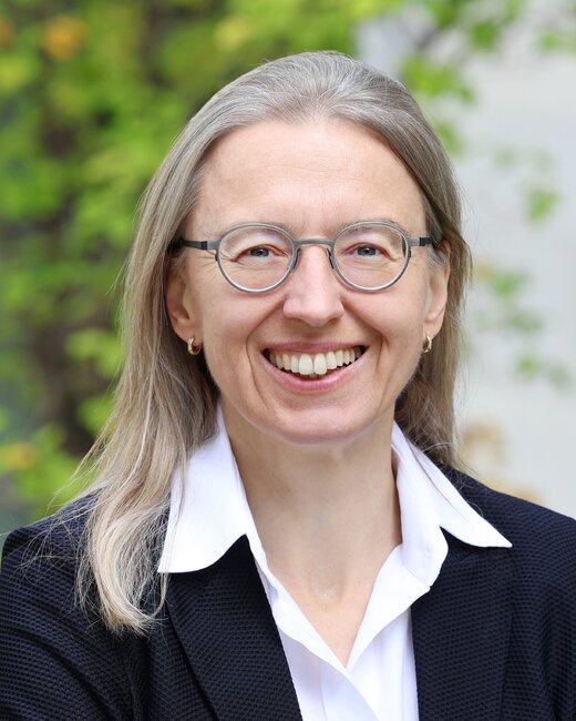 Professorin Auer lächlend