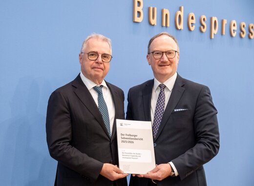Prof. Rainer Kirchdörfer und Prof. Dr. Lars Feld bei der Bundespressekonferenz in Berlin zum Freiburger Subventionsbericht 2026.